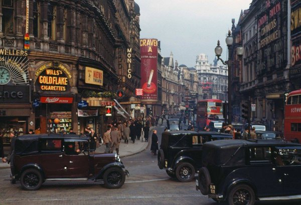 shaftesbury avenue 1930s.jpg